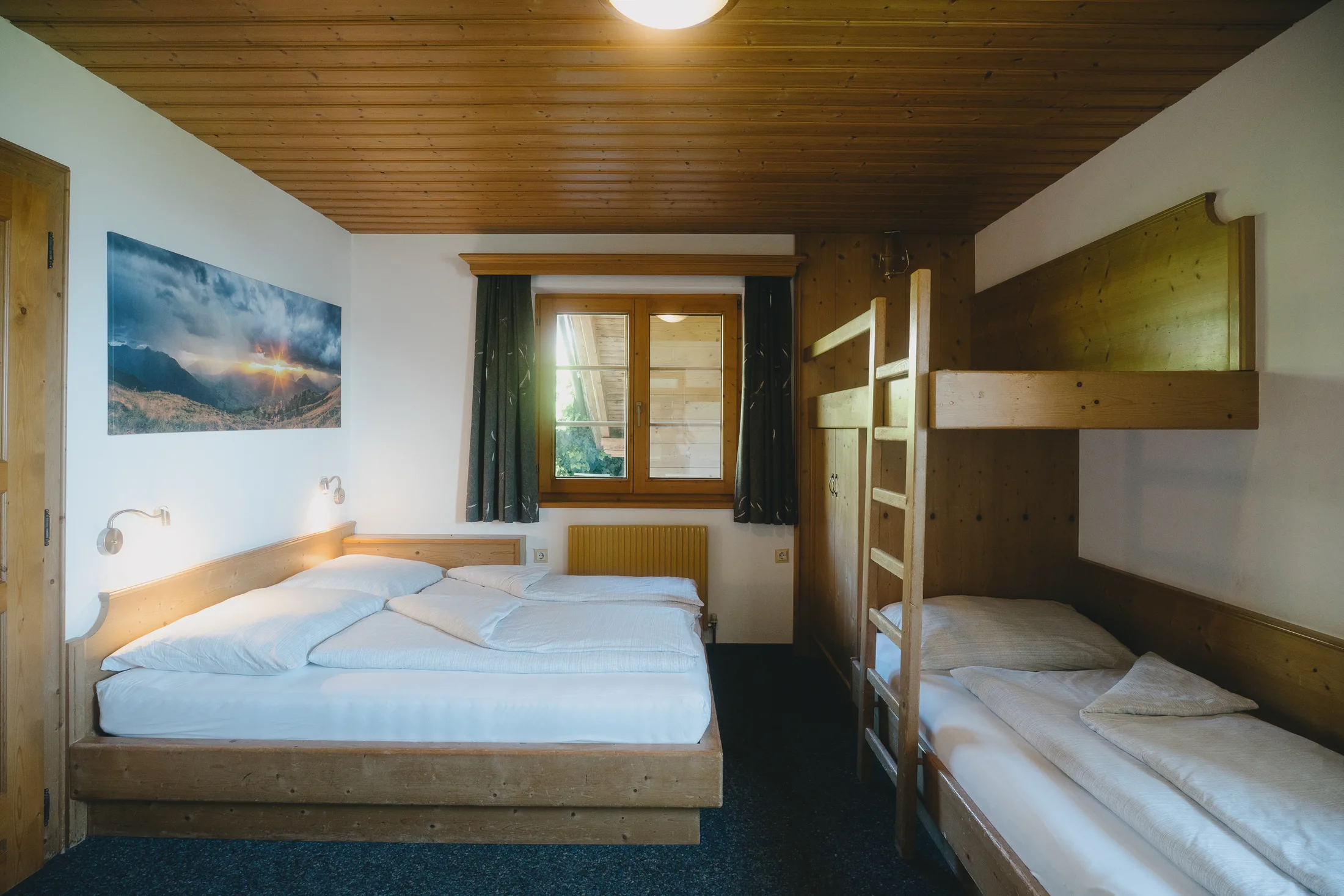 Apart WeitBlick Schlafzimmer mit Doppelbett und Stockbett