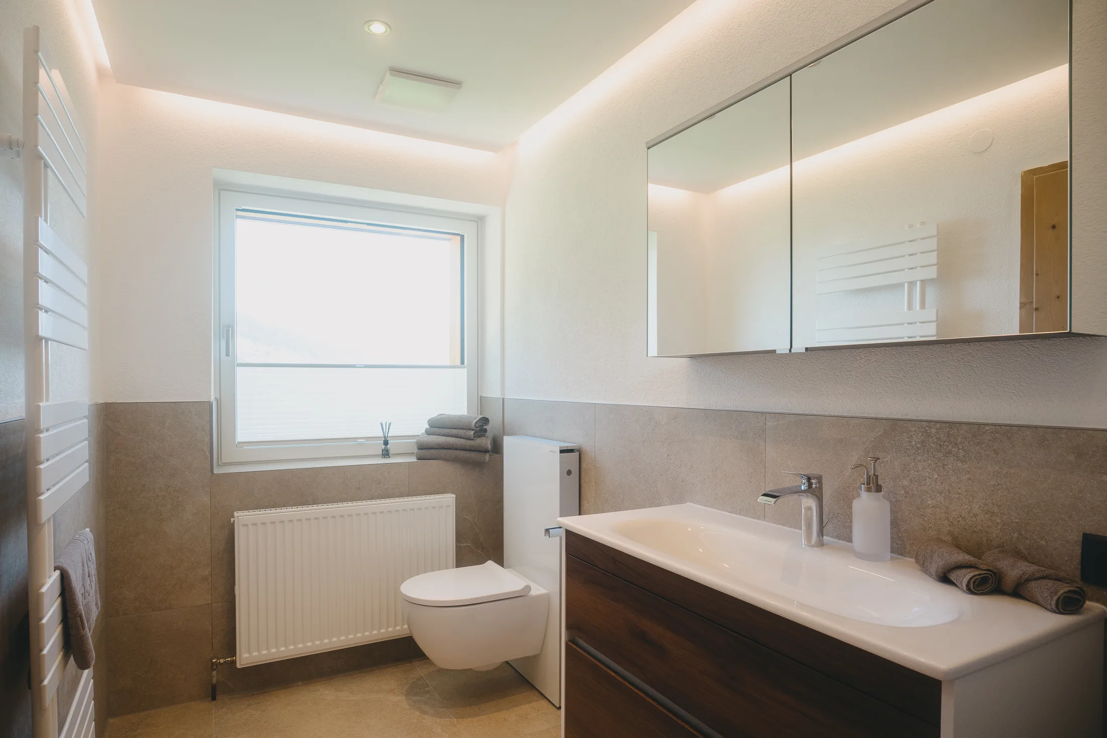 Apart WeitBlick Badezimmer mit Waschtisch und Spiegel